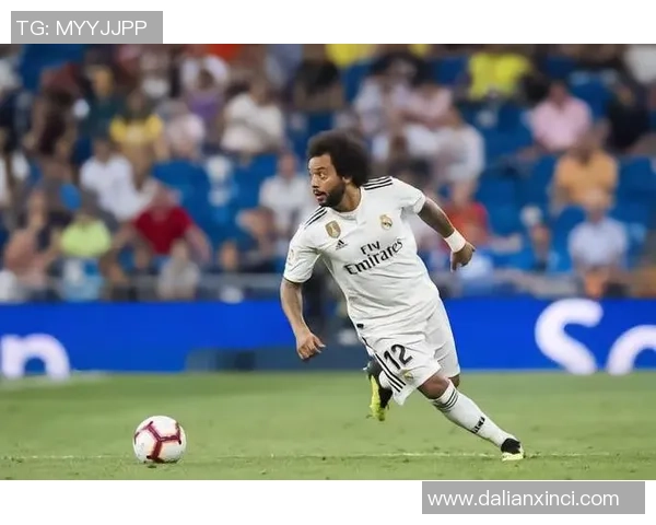 足球巅峰巨星：辉煌岁月中的传奇巨人